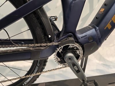 Detail eines E-Bikes mit Bosch-Antrieb und Kette.