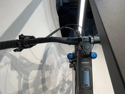 Detail des Lenkers und Displays eines Elektro-Mountainbikes mit Dämpfern. Detail des Lenkers und Displays eines Elektro-Mountainbikes mit Dämpfern.