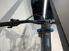 Detail des Lenkers und Displays eines Elektro-Mountainbikes mit Dämpfern.