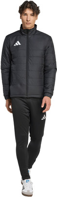 Ein Mann in einer schwarzen Daunenjacke und Adidas Jogginghose steht. Ein Mann in einer schwarzen Daunenjacke und Adidas Jogginghose steht.