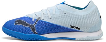 Ein blauer und hellblauer Puma Fußballschuh mit Logo und NITRO-Schriftzug.