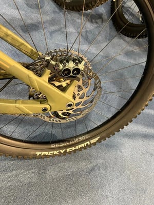 Hinterrad eines Mountainbikes mit Scheibenbremse und Reifenbeschriftung. Hinterrad eines Mountainbikes mit Scheibenbremse und Reifenbeschriftung.