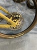Hinterrad eines Mountainbikes mit Scheibenbremse und Reifenbeschriftung.
