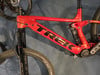 Ein rotes Trek E-Mountainbike mit schwarzem Logo und RockShox-Dämpfer.