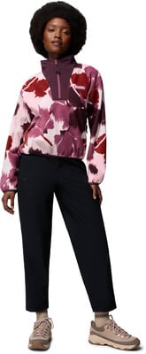 Eine Frau in einem bunten Fleece-Pullover und schwarzer Hose mit Schuhen. Eine Frau in einem bunten Fleece-Pullover und schwarzer Hose mit Schuhen.