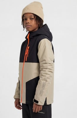 Junge in beiger Jacke mit schwarzen Einsätzen und orangefarbenem Reißverschluss und Mütze. Junge in beiger Jacke mit schwarzen Einsätzen und orangefarbenem Reißverschluss und Mütze.