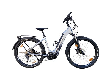 Silbernes E-Bike mit Schutzblechen und Gepäckträger auf weißem Hintergrund.