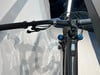 Detail des Lenkers eines E-Mountainbikes mit Display und Tasten.