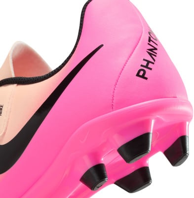 Rózsaszín Nike futballcipő fekete pipával és PHANTOM felirattal. Rózsaszín Nike futballcipő fekete pipával és PHANTOM felirattal.