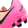 Rózsaszín Nike futballcipő fekete pipával és PHANTOM felirattal.