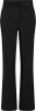 Schwarze Hose mit Gürtel und Schnallenverschluss, gerader Schnitt.