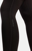 Detail einer schwarzen Leggings mit Odlo-Markenlogo am Oberschenkel.