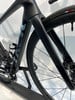 Schwarzer Rennradrahmen mit Trek-Logo und Detail des Vorderrads.