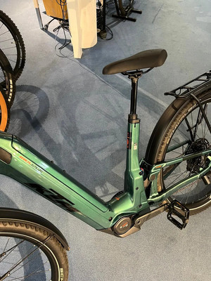 Grünes E-Bike mit schwarzem Sattel und Gepäckträger am Hinterrad. Grünes E-Bike mit schwarzem Sattel und Gepäckträger am Hinterrad.