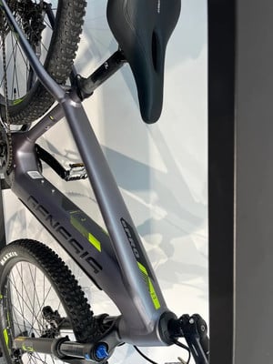 Detail eines Genesis E-Bike-Rahmens mit Logo und Dämpfer. Detail eines Genesis E-Bike-Rahmens mit Logo und Dämpfer.