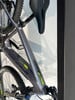 Detail eines Genesis E-Bike-Rahmens mit Logo und Dämpfer.