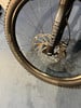 Detail eines Mountainbike-Vorderrads mit Scheibenbremse und RockShox-Aufschrift.