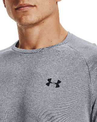 Hals- und Brustdetail eines Mannes in einem grauen T-Shirt mit Logo.