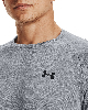 Hals- und Brustdetail eines Mannes in einem grauen T-Shirt mit Logo.