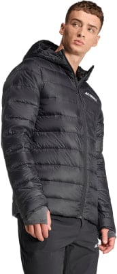 Ein Mann in einer schwarzen Daunenjacke mit Kapuze und Terrex-Logo. Ein Mann in einer schwarzen Daunenjacke mit Kapuze und Terrex-Logo.