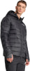 Ein Mann in einer schwarzen Daunenjacke mit Kapuze und Terrex-Logo.