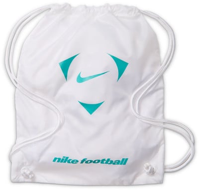 Weißer Kordelzugbeutel mit Nike Football-Logo und türkisfarbenem Symbol. Weißer Kordelzugbeutel mit Nike Football-Logo und türkisfarbenem Symbol.