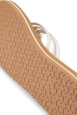 Nahaufnahme der Sohle von weißen Flip-Flops mit O'Neill-Logo.