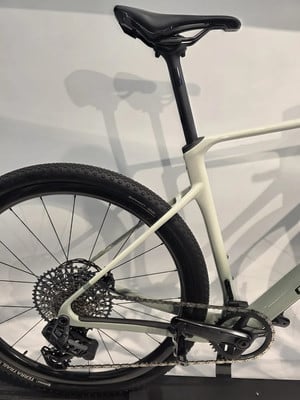 Rückseite eines Gravelbikes mit Schaltung und Kette. Rückseite eines Gravelbikes mit Schaltung und Kette.