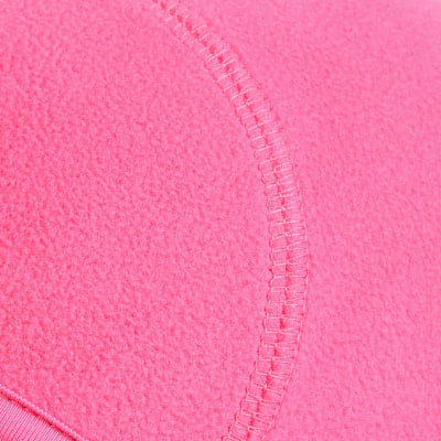 Rosa Fleecestoff mit Nähten entlang einer geschwungenen Naht.