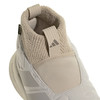 Egy bézs Adidas cipő felső részének részlete, textil felülettel és logóval.