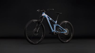 Ein blaues E-Mountainbike mit Federung auf schwarzem Hintergrund. Ein blaues E-Mountainbike mit Federung auf schwarzem Hintergrund.
