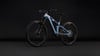 Ein blaues E-Mountainbike mit Federung auf schwarzem Hintergrund.