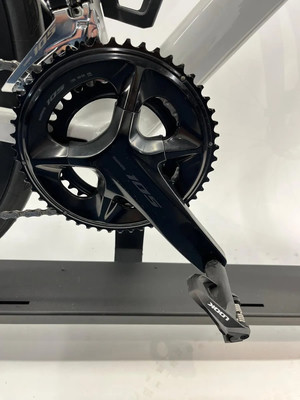 Detail einer Shimano 105 Fahrradkurbel mit Look-Pedal. Detail einer Shimano 105 Fahrradkurbel mit Look-Pedal.