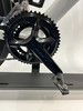 Detail einer Shimano 105 Fahrradkurbel mit Look-Pedal.