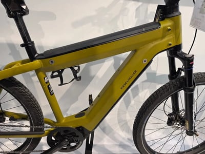 Ein gelbes Riese & Müller E-Bike mit schwarzem Rahmen-Akku. Ein gelbes Riese & Müller E-Bike mit schwarzem Rahmen-Akku.