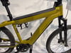 Ein gelbes Riese & Müller E-Bike mit schwarzem Rahmen-Akku.