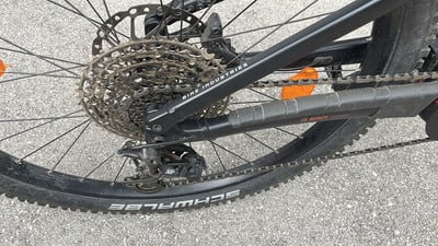 Nahaufnahme des Schaltwerks und der Kassette eines Mountainbikes. Nahaufnahme des Schaltwerks und der Kassette eines Mountainbikes.