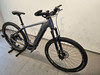 Graues E-Mountainbike mit Federung und Scheibenbremsen auf einem Ständer.