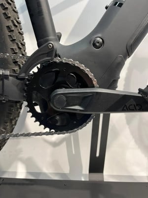 Detail eines E-Mountainbikes mit Kette und ACID-Kurbel.