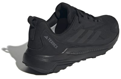 Fekete Adidas Terrex férfi futócipő logóval és három csíkkal. Fekete Adidas Terrex férfi futócipő logóval és három csíkkal.