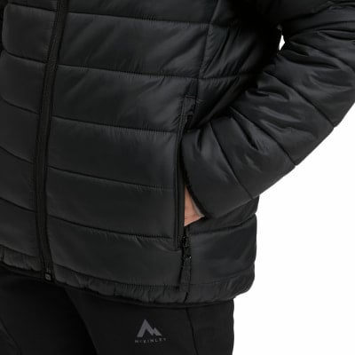 Detail einer schwarzen Daunenjacke mit einer Hand in der Tasche. Detail einer schwarzen Daunenjacke mit einer Hand in der Tasche.
