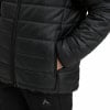 Detail einer schwarzen Daunenjacke mit einer Hand in der Tasche.