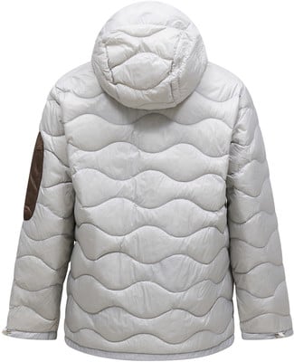 Rückansicht einer gesteppten Kapuzenjacke mit braunem Schulterdetail.