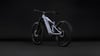 Ein hellviolettes vollgefedertes E-Bike vor schwarzem Hintergrund.