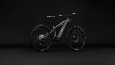 Graues Fullsuspension E-Mountainbike von Cube mit Dämpfer und Scheibenbremsen. Graues Fullsuspension E-Mountainbike von Cube mit Dämpfer und Scheibenbremsen.