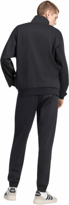 Ein Mann in schwarzer Sportkleidung steht mit dem Rücken zur Kamera. Ein Mann in schwarzer Sportkleidung steht mit dem Rücken zur Kamera.