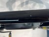 Detail eines schwarzen Fahrradrahmens mit kleiner Lackbeschädigung.