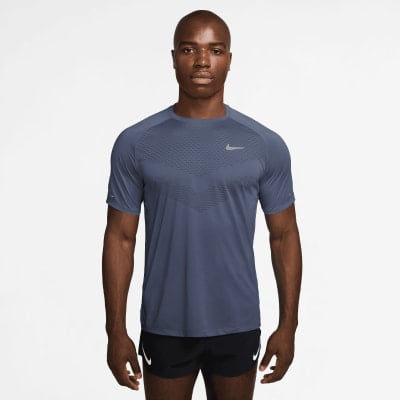 Ein Mann in einem blauen Nike-T-Shirt und schwarzen Shorts mit Nike-Logos. Ein Mann in einem blauen Nike-T-Shirt und schwarzen Shorts mit Nike-Logos.