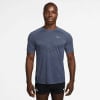 Ein Mann in einem blauen Nike-T-Shirt und schwarzen Shorts mit Nike-Logos.