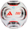 Weißer Adidas Fußball mit roten Streifen und Logos, Aufschrift TIRO PRO.